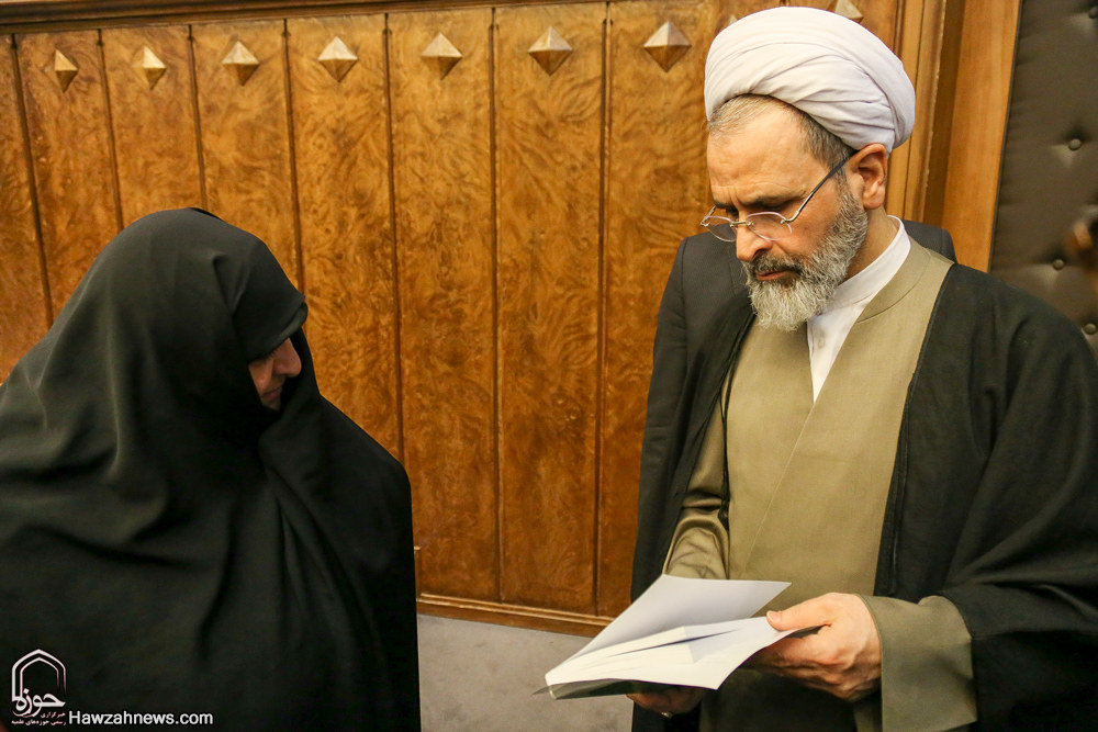 گزارش تصویری / هجدهمین همایش کتاب سال حوزه / از نویسندگان، مولفان و صاحبان ۹ اثر برگزیده، ۹ اثر شایسته تقدیر و ۱۹ اثر شایسته تحسین هجدهمین همایش کتاب سال حوزه در حضور آیت الله العظمی مکارم شیرازی تجلیل شدند.