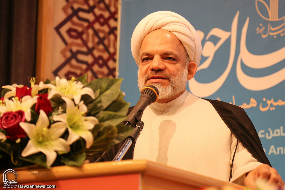 گزارش تصویری / هجدهمین همایش کتاب سال حوزه / از نویسندگان، مولفان و صاحبان ۹ اثر برگزیده، ۹ اثر شایسته تقدیر و ۱۹ اثر شایسته تحسین هجدهمین همایش کتاب سال حوزه در حضور آیت الله العظمی مکارم شیرازی تجلیل شدند.