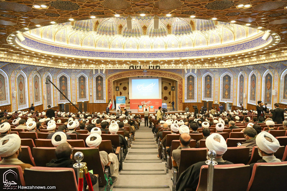 گزارش تصویری / هجدهمین همایش کتاب سال حوزه / از نویسندگان، مولفان و صاحبان ۹ اثر برگزیده، ۹ اثر شایسته تقدیر و ۱۹ اثر شایسته تحسین هجدهمین همایش کتاب سال حوزه در حضور آیت الله العظمی مکارم شیرازی تجلیل شدند.