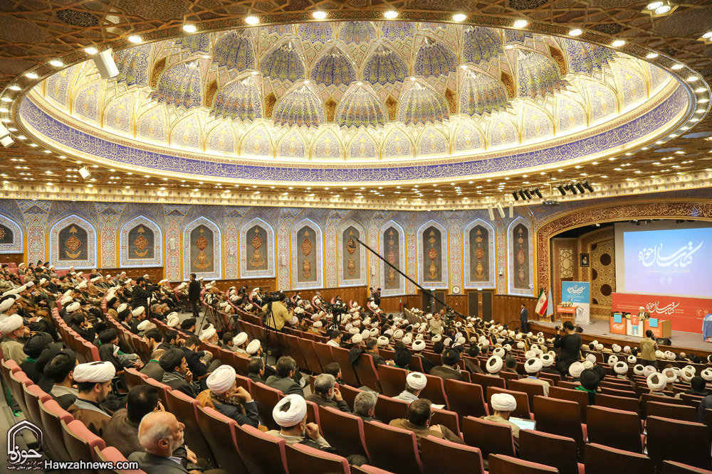 گزارش تصویری / هجدهمین همایش کتاب سال حوزه / از نویسندگان، مولفان و صاحبان ۹ اثر برگزیده، ۹ اثر شایسته تقدیر و ۱۹ اثر شایسته تحسین هجدهمین همایش کتاب سال حوزه در حضور آیت الله العظمی مکارم شیرازی تجلیل شدند.