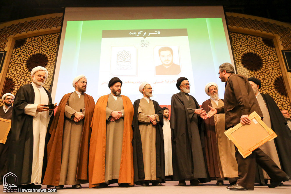 گزارش تصویری / هجدهمین همایش کتاب سال حوزه / از نویسندگان، مولفان و صاحبان ۹ اثر برگزیده، ۹ اثر شایسته تقدیر و ۱۹ اثر شایسته تحسین هجدهمین همایش کتاب سال حوزه در حضور آیت الله العظمی مکارم شیرازی تجلیل شدند.