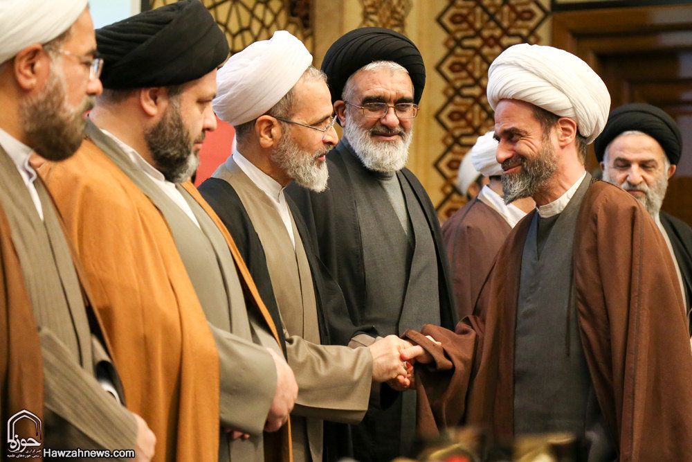 گزارش تصویری / هجدهمین همایش کتاب سال حوزه / از نویسندگان، مولفان و صاحبان ۹ اثر برگزیده، ۹ اثر شایسته تقدیر و ۱۹ اثر شایسته تحسین هجدهمین همایش کتاب سال حوزه در حضور آیت الله العظمی مکارم شیرازی تجلیل شدند.