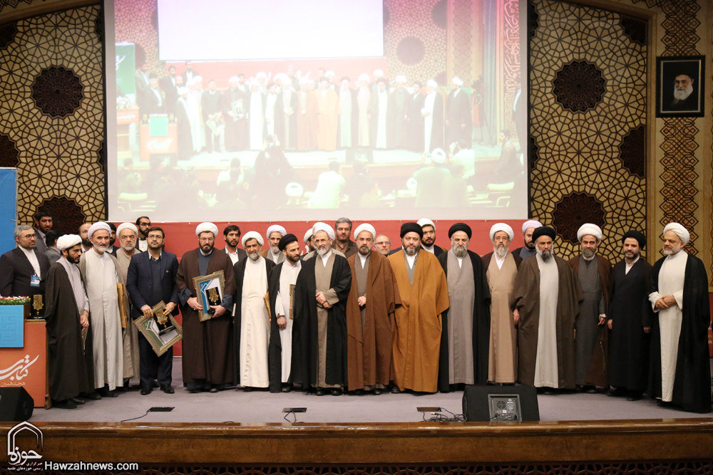 گزارش تصویری / هجدهمین همایش کتاب سال حوزه / از نویسندگان، مولفان و صاحبان ۹ اثر برگزیده، ۹ اثر شایسته تقدیر و ۱۹ اثر شایسته تحسین هجدهمین همایش کتاب سال حوزه در حضور آیت الله العظمی مکارم شیرازی تجلیل شدند.