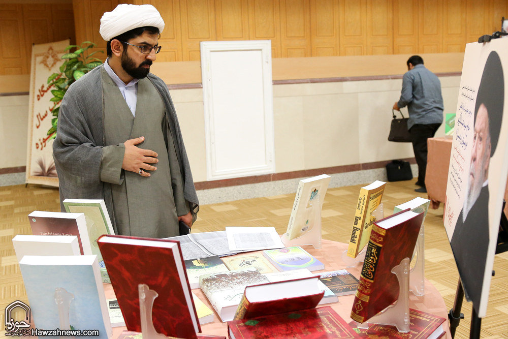 گزارش تصویری / هجدهمین همایش کتاب سال حوزه / از نویسندگان، مولفان و صاحبان ۹ اثر برگزیده، ۹ اثر شایسته تقدیر و ۱۹ اثر شایسته تحسین هجدهمین همایش کتاب سال حوزه در حضور آیت الله العظمی مکارم شیرازی تجلیل شدند.