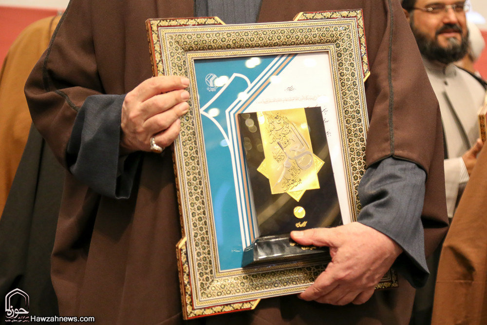 گزارش تصویری / هجدهمین همایش کتاب سال حوزه / از نویسندگان، مولفان و صاحبان ۹ اثر برگزیده، ۹ اثر شایسته تقدیر و ۱۹ اثر شایسته تحسین هجدهمین همایش کتاب سال حوزه در حضور آیت الله العظمی مکارم شیرازی تجلیل شدند.