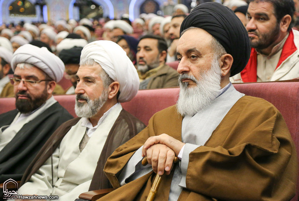 گزارش تصویری / هجدهمین همایش کتاب سال حوزه / از نویسندگان، مولفان و صاحبان ۹ اثر برگزیده، ۹ اثر شایسته تقدیر و ۱۹ اثر شایسته تحسین هجدهمین همایش کتاب سال حوزه در حضور آیت الله العظمی مکارم شیرازی تجلیل شدند.