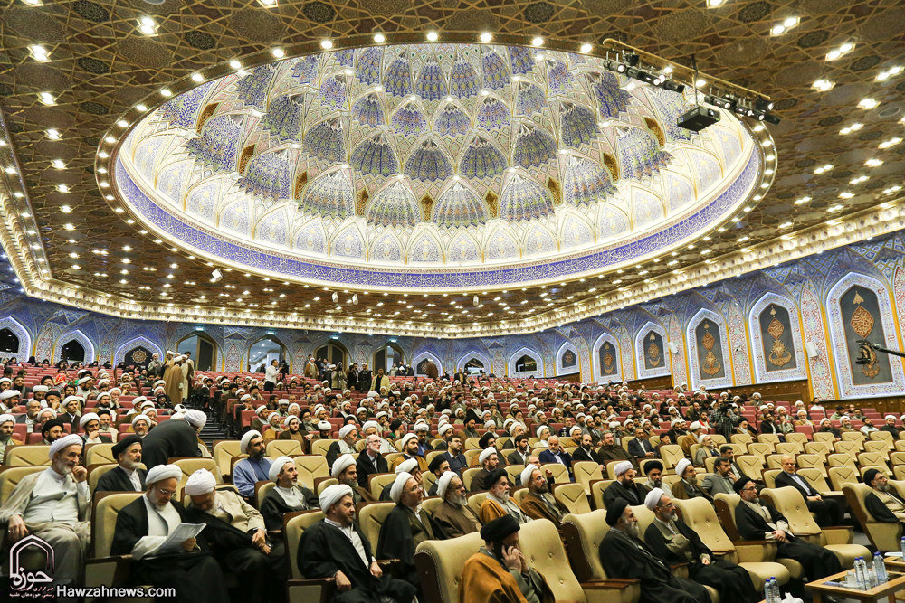 گزارش تصویری / هجدهمین همایش کتاب سال حوزه / از نویسندگان، مولفان و صاحبان ۹ اثر برگزیده، ۹ اثر شایسته تقدیر و ۱۹ اثر شایسته تحسین هجدهمین همایش کتاب سال حوزه در حضور آیت الله العظمی مکارم شیرازی تجلیل شدند.