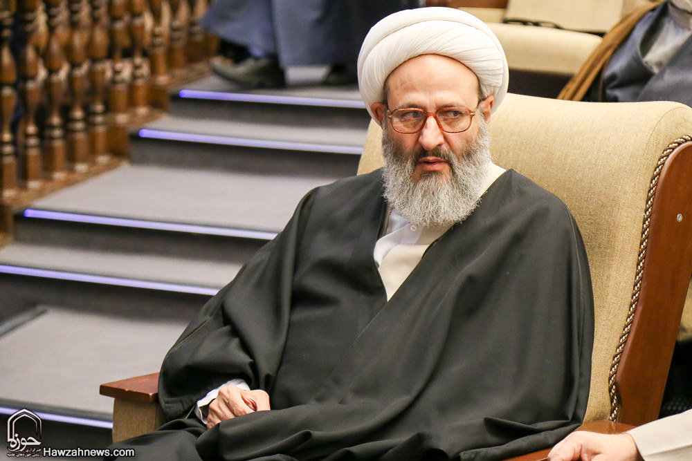 گزارش تصویری / هجدهمین همایش کتاب سال حوزه / از نویسندگان، مولفان و صاحبان ۹ اثر برگزیده، ۹ اثر شایسته تقدیر و ۱۹ اثر شایسته تحسین هجدهمین همایش کتاب سال حوزه در حضور آیت الله العظمی مکارم شیرازی تجلیل شدند.