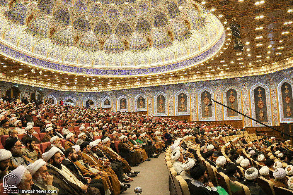 گزارش تصویری / هجدهمین همایش کتاب سال حوزه / از نویسندگان، مولفان و صاحبان ۹ اثر برگزیده، ۹ اثر شایسته تقدیر و ۱۹ اثر شایسته تحسین هجدهمین همایش کتاب سال حوزه در حضور آیت الله العظمی مکارم شیرازی تجلیل شدند.