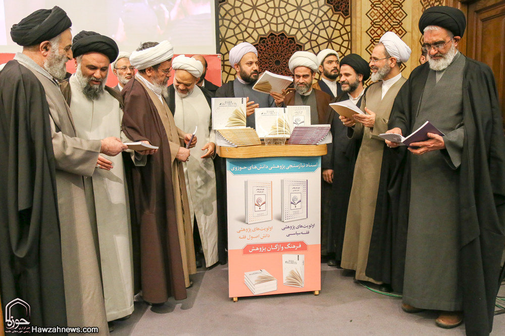 گزارش تصویری / هجدهمین همایش کتاب سال حوزه / از نویسندگان، مولفان و صاحبان ۹ اثر برگزیده، ۹ اثر شایسته تقدیر و ۱۹ اثر شایسته تحسین هجدهمین همایش کتاب سال حوزه در حضور آیت الله العظمی مکارم شیرازی تجلیل شدند.