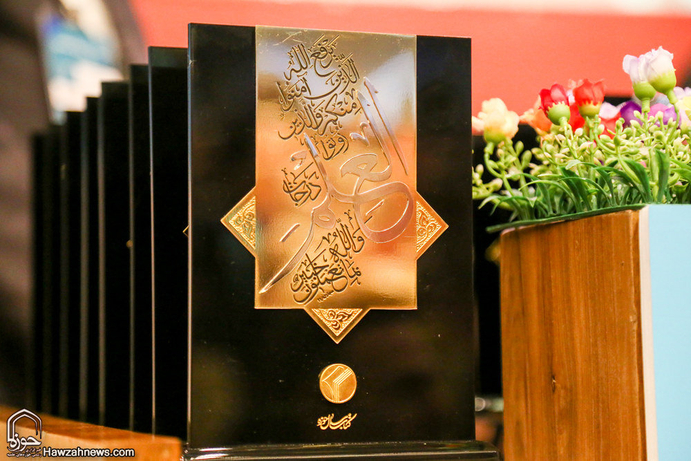 گزارش تصویری / هجدهمین همایش کتاب سال حوزه / از نویسندگان، مولفان و صاحبان ۹ اثر برگزیده، ۹ اثر شایسته تقدیر و ۱۹ اثر شایسته تحسین هجدهمین همایش کتاب سال حوزه در حضور آیت الله العظمی مکارم شیرازی تجلیل شدند.