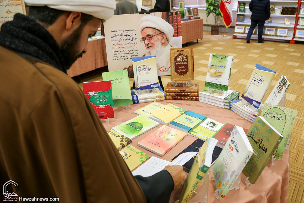 گزارش تصویری / هجدهمین همایش کتاب سال حوزه / از نویسندگان، مولفان و صاحبان ۹ اثر برگزیده، ۹ اثر شایسته تقدیر و ۱۹ اثر شایسته تحسین هجدهمین همایش کتاب سال حوزه در حضور آیت الله العظمی مکارم شیرازی تجلیل شدند.