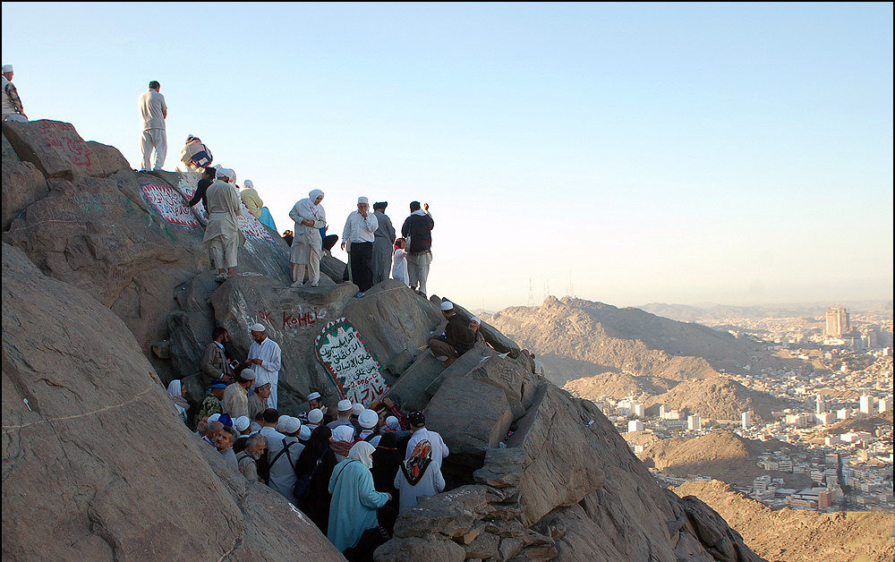 گزارش تصویری / اقرا باسم ربک الذی خلق.... / 27 رجب روز مَبْعَث ،روزی که پیامبر اسلام(ص) ، به درجه پیامبری برگزیده شد و مأمور شد که چندخداپرستی و بت پرستی را از زمین بردارد و خداپرستی را رواج دهد و پیام وحی را به مردم برساند.