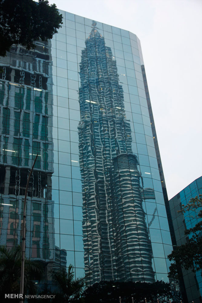 گزارش تصویری /  مناطق گردشگری مالزی / مالزی یکی از کشورهای آسیای شرقی است که از نظر قدمت تاریخی زیادی ندارد و پیشتر مستعمره انگلیس بوده است. اما پس از جدایی رشد چشمگیری کرده و از نظر گردشگری بسیار توسعه یافته تا جایی که اکنون به یکی ازکشورهای گردشگر پذیر دنیا تبدیل شده و پایتخت آن یعنی کوالالامپور مقصد بسیاری از گردشگران بخصوص ایرانیان است.​