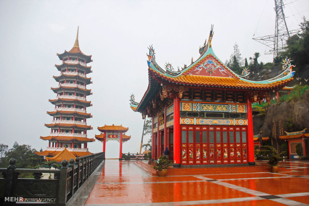 گزارش تصویری /  مناطق گردشگری مالزی / مالزی یکی از کشورهای آسیای شرقی است که از نظر قدمت تاریخی زیادی ندارد و پیشتر مستعمره انگلیس بوده است. اما پس از جدایی رشد چشمگیری کرده و از نظر گردشگری بسیار توسعه یافته تا جایی که اکنون به یکی ازکشورهای گردشگر پذیر دنیا تبدیل شده و پایتخت آن یعنی کوالالامپور مقصد بسیاری از گردشگران بخصوص ایرانیان است.​