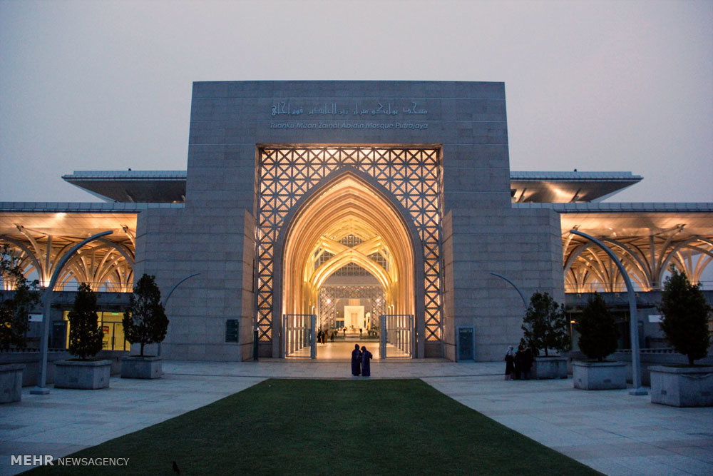 گزارش تصویری /  مناطق گردشگری مالزی / مالزی یکی از کشورهای آسیای شرقی است که از نظر قدمت تاریخی زیادی ندارد و پیشتر مستعمره انگلیس بوده است. اما پس از جدایی رشد چشمگیری کرده و از نظر گردشگری بسیار توسعه یافته تا جایی که اکنون به یکی ازکشورهای گردشگر پذیر دنیا تبدیل شده و پایتخت آن یعنی کوالالامپور مقصد بسیاری از گردشگران بخصوص ایرانیان است.​