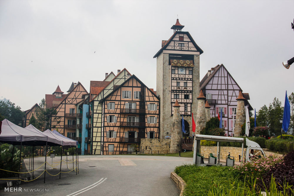 گزارش تصویری /  مناطق گردشگری مالزی / مالزی یکی از کشورهای آسیای شرقی است که از نظر قدمت تاریخی زیادی ندارد و پیشتر مستعمره انگلیس بوده است. اما پس از جدایی رشد چشمگیری کرده و از نظر گردشگری بسیار توسعه یافته تا جایی که اکنون به یکی ازکشورهای گردشگر پذیر دنیا تبدیل شده و پایتخت آن یعنی کوالالامپور مقصد بسیاری از گردشگران بخصوص ایرانیان است.​