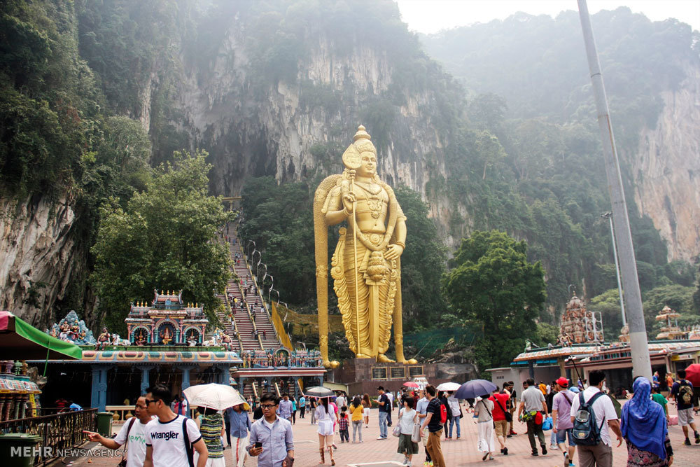 گزارش تصویری /  مناطق گردشگری مالزی / مالزی یکی از کشورهای آسیای شرقی است که از نظر قدمت تاریخی زیادی ندارد و پیشتر مستعمره انگلیس بوده است. اما پس از جدایی رشد چشمگیری کرده و از نظر گردشگری بسیار توسعه یافته تا جایی که اکنون به یکی ازکشورهای گردشگر پذیر دنیا تبدیل شده و پایتخت آن یعنی کوالالامپور مقصد بسیاری از گردشگران بخصوص ایرانیان است.​