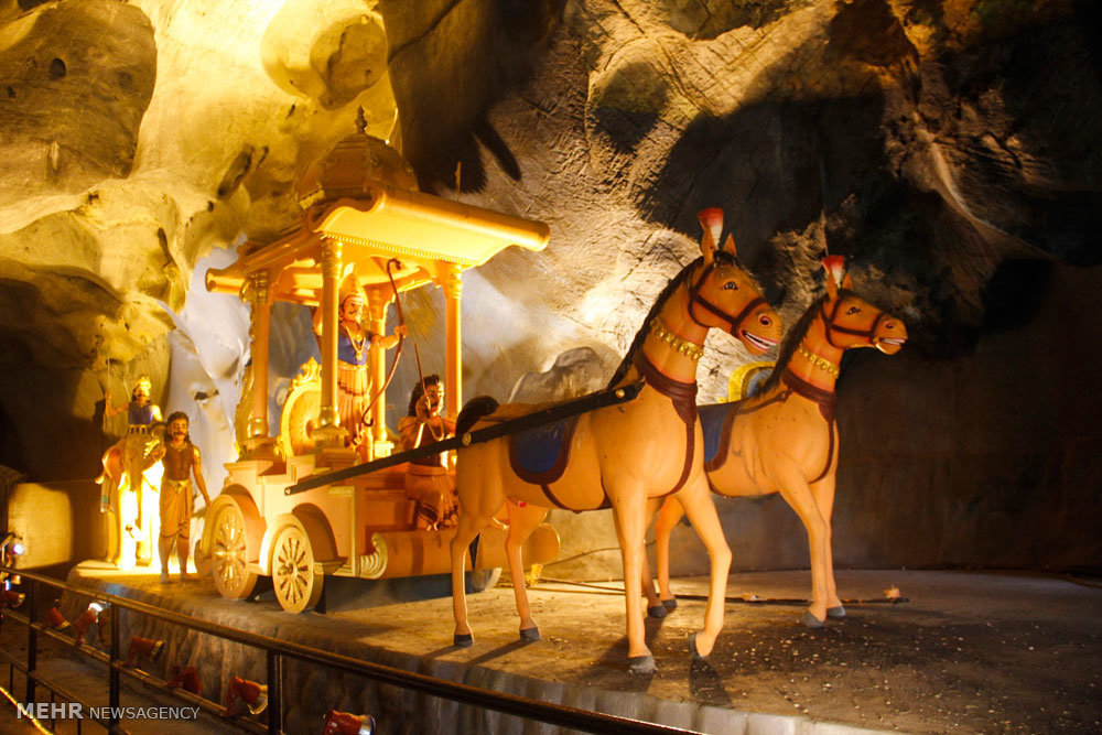 گزارش تصویری /  مناطق گردشگری مالزی / مالزی یکی از کشورهای آسیای شرقی است که از نظر قدمت تاریخی زیادی ندارد و پیشتر مستعمره انگلیس بوده است. اما پس از جدایی رشد چشمگیری کرده و از نظر گردشگری بسیار توسعه یافته تا جایی که اکنون به یکی ازکشورهای گردشگر پذیر دنیا تبدیل شده و پایتخت آن یعنی کوالالامپور مقصد بسیاری از گردشگران بخصوص ایرانیان است.​