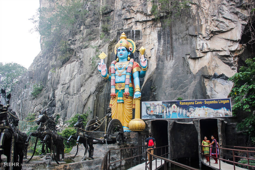گزارش تصویری /  مناطق گردشگری مالزی / مالزی یکی از کشورهای آسیای شرقی است که از نظر قدمت تاریخی زیادی ندارد و پیشتر مستعمره انگلیس بوده است. اما پس از جدایی رشد چشمگیری کرده و از نظر گردشگری بسیار توسعه یافته تا جایی که اکنون به یکی ازکشورهای گردشگر پذیر دنیا تبدیل شده و پایتخت آن یعنی کوالالامپور مقصد بسیاری از گردشگران بخصوص ایرانیان است.​