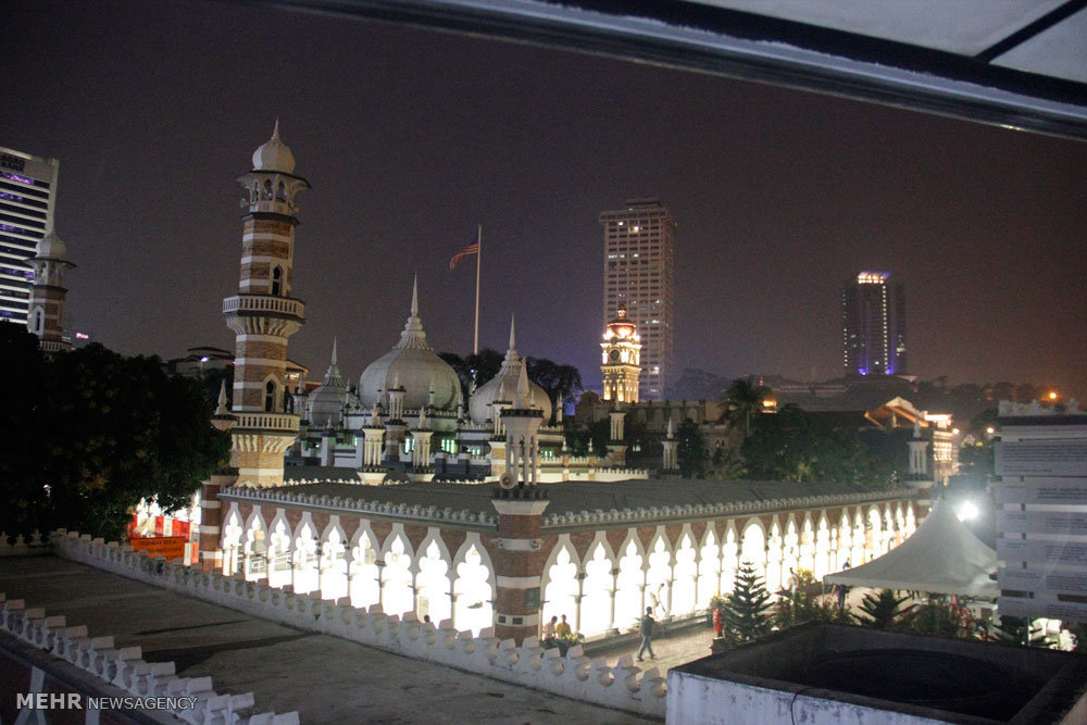 گزارش تصویری /  مناطق گردشگری مالزی / مالزی یکی از کشورهای آسیای شرقی است که از نظر قدمت تاریخی زیادی ندارد و پیشتر مستعمره انگلیس بوده است. اما پس از جدایی رشد چشمگیری کرده و از نظر گردشگری بسیار توسعه یافته تا جایی که اکنون به یکی ازکشورهای گردشگر پذیر دنیا تبدیل شده و پایتخت آن یعنی کوالالامپور مقصد بسیاری از گردشگران بخصوص ایرانیان است.​