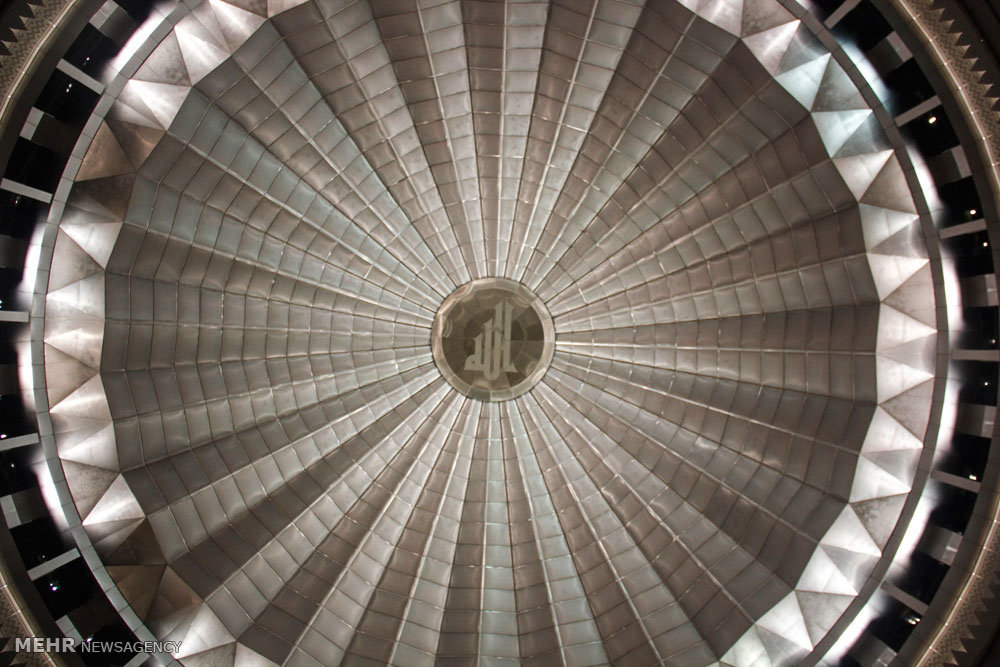 گزارش تصویری /  مناطق گردشگری مالزی / مالزی یکی از کشورهای آسیای شرقی است که از نظر قدمت تاریخی زیادی ندارد و پیشتر مستعمره انگلیس بوده است. اما پس از جدایی رشد چشمگیری کرده و از نظر گردشگری بسیار توسعه یافته تا جایی که اکنون به یکی ازکشورهای گردشگر پذیر دنیا تبدیل شده و پایتخت آن یعنی کوالالامپور مقصد بسیاری از گردشگران بخصوص ایرانیان است.​