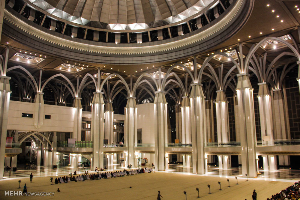 گزارش تصویری /  مناطق گردشگری مالزی / مالزی یکی از کشورهای آسیای شرقی است که از نظر قدمت تاریخی زیادی ندارد و پیشتر مستعمره انگلیس بوده است. اما پس از جدایی رشد چشمگیری کرده و از نظر گردشگری بسیار توسعه یافته تا جایی که اکنون به یکی ازکشورهای گردشگر پذیر دنیا تبدیل شده و پایتخت آن یعنی کوالالامپور مقصد بسیاری از گردشگران بخصوص ایرانیان است.​