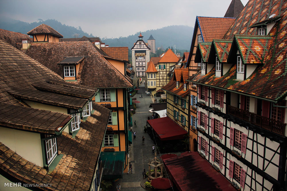 گزارش تصویری /  مناطق گردشگری مالزی / مالزی یکی از کشورهای آسیای شرقی است که از نظر قدمت تاریخی زیادی ندارد و پیشتر مستعمره انگلیس بوده است. اما پس از جدایی رشد چشمگیری کرده و از نظر گردشگری بسیار توسعه یافته تا جایی که اکنون به یکی ازکشورهای گردشگر پذیر دنیا تبدیل شده و پایتخت آن یعنی کوالالامپور مقصد بسیاری از گردشگران بخصوص ایرانیان است.​