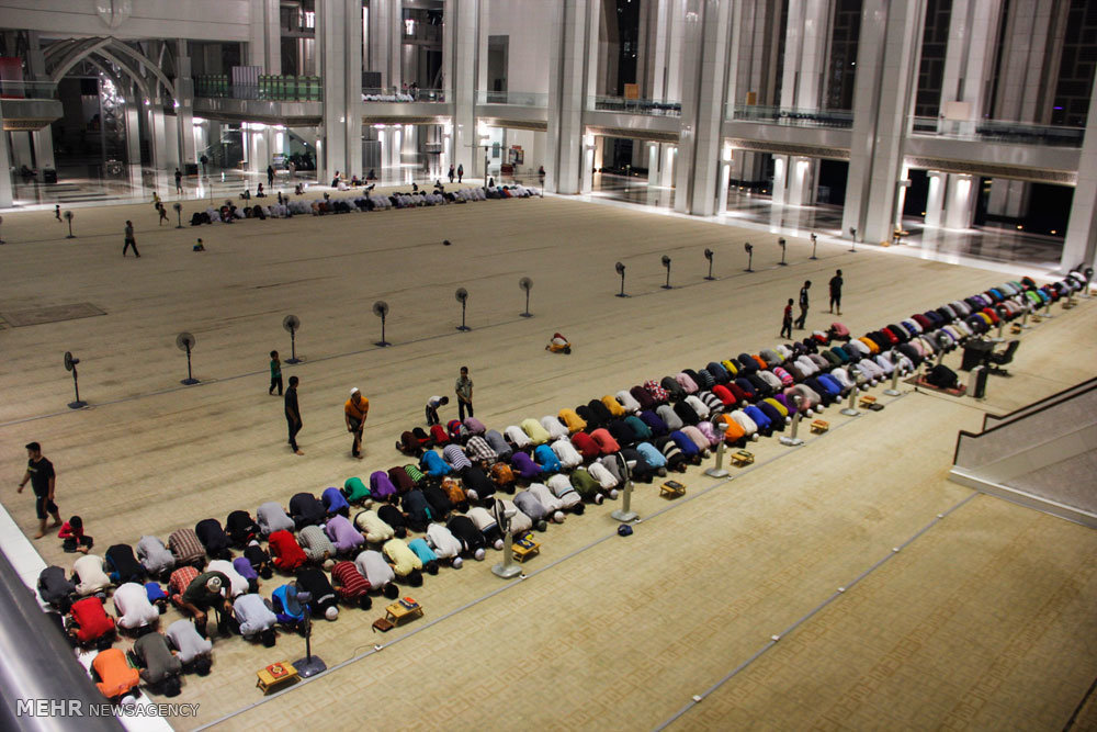 گزارش تصویری /  مناطق گردشگری مالزی / مالزی یکی از کشورهای آسیای شرقی است که از نظر قدمت تاریخی زیادی ندارد و پیشتر مستعمره انگلیس بوده است. اما پس از جدایی رشد چشمگیری کرده و از نظر گردشگری بسیار توسعه یافته تا جایی که اکنون به یکی ازکشورهای گردشگر پذیر دنیا تبدیل شده و پایتخت آن یعنی کوالالامپور مقصد بسیاری از گردشگران بخصوص ایرانیان است.​