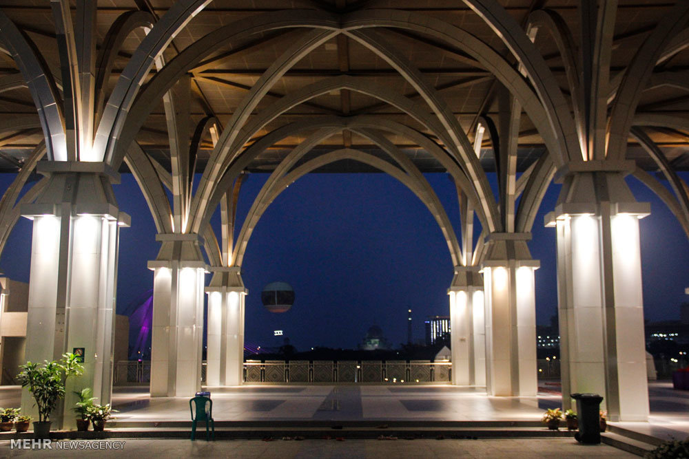 گزارش تصویری /  مناطق گردشگری مالزی / مالزی یکی از کشورهای آسیای شرقی است که از نظر قدمت تاریخی زیادی ندارد و پیشتر مستعمره انگلیس بوده است. اما پس از جدایی رشد چشمگیری کرده و از نظر گردشگری بسیار توسعه یافته تا جایی که اکنون به یکی ازکشورهای گردشگر پذیر دنیا تبدیل شده و پایتخت آن یعنی کوالالامپور مقصد بسیاری از گردشگران بخصوص ایرانیان است.​