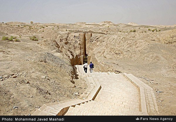 گزارش تصویری ثبت جهانی قنات قصبه گناباد مربوط به دوره هخامنشی گزارش تصویری /ثبت جهانی قنات قصبه دوره هخامنشی / قدمت قنات قصبه به حدود 2350 سال پیش همزمان با دوران هخامنشیان برمی گردد که قدیمی ترین و عمیق ترین قنات جهان که عمق مادر چاه آن حدود 320 متر می باشد(بلندتر از ارتفاع برج ایفل) به شمار می آید.