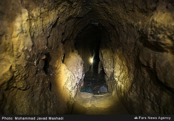 گزارش تصویری ثبت جهانی قنات قصبه گناباد مربوط به دوره هخامنشی گزارش تصویری /ثبت جهانی قنات قصبه دوره هخامنشی / قدمت قنات قصبه به حدود 2350 سال پیش همزمان با دوران هخامنشیان برمی گردد که قدیمی ترین و عمیق ترین قنات جهان که عمق مادر چاه آن حدود 320 متر می باشد(بلندتر از ارتفاع برج ایفل) به شمار می آید.