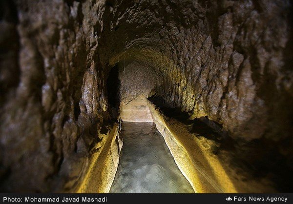 گزارش تصویری ثبت جهانی قنات قصبه گناباد مربوط به دوره هخامنشی گزارش تصویری /ثبت جهانی قنات قصبه دوره هخامنشی / قدمت قنات قصبه به حدود 2350 سال پیش همزمان با دوران هخامنشیان برمی گردد که قدیمی ترین و عمیق ترین قنات جهان که عمق مادر چاه آن حدود 320 متر می باشد(بلندتر از ارتفاع برج ایفل) به شمار می آید.