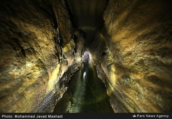 گزارش تصویری ثبت جهانی قنات قصبه گناباد مربوط به دوره هخامنشی گزارش تصویری /ثبت جهانی قنات قصبه دوره هخامنشی / قدمت قنات قصبه به حدود 2350 سال پیش همزمان با دوران هخامنشیان برمی گردد که قدیمی ترین و عمیق ترین قنات جهان که عمق مادر چاه آن حدود 320 متر می باشد(بلندتر از ارتفاع برج ایفل) به شمار می آید.