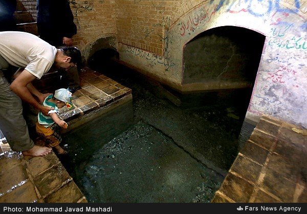 گزارش تصویری ثبت جهانی قنات قصبه گناباد مربوط به دوره هخامنشی گزارش تصویری /ثبت جهانی قنات قصبه دوره هخامنشی / قدمت قنات قصبه به حدود 2350 سال پیش همزمان با دوران هخامنشیان برمی گردد که قدیمی ترین و عمیق ترین قنات جهان که عمق مادر چاه آن حدود 320 متر می باشد(بلندتر از ارتفاع برج ایفل) به شمار می آید.