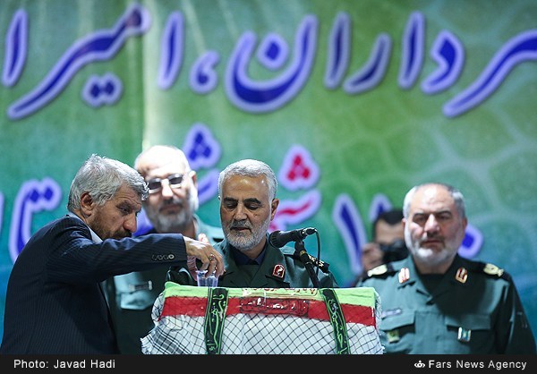 گزارش تصویری / یادواره سرداران و 1100 شهید ملایر گزارش تصویری / یادواره سرداران و 1100 شهید ملایر / یادواره امیران، فرماندهان، سرداران و 1100 شهید شهرستان ملایر به مناسبت گرامیداشت هفته دفاع مقدس ظهر پنجشنبه یکم مهر با حضور سردار قاسم سلیمانی در شهرستان ملایر برگزار شد.