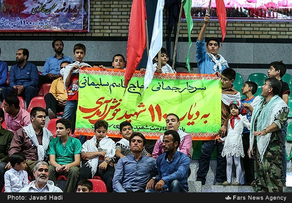 گزارش تصویری / یادواره سرداران و 1100 شهید ملایر گزارش تصویری / یادواره سرداران و 1100 شهید ملایر / یادواره امیران، فرماندهان، سرداران و 1100 شهید شهرستان ملایر به مناسبت گرامیداشت هفته دفاع مقدس ظهر پنجشنبه یکم مهر با حضور سردار قاسم سلیمانی در شهرستان ملایر برگزار شد.