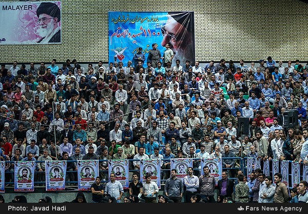 گزارش تصویری / یادواره سرداران و 1100 شهید ملایر گزارش تصویری / یادواره سرداران و 1100 شهید ملایر / یادواره امیران، فرماندهان، سرداران و 1100 شهید شهرستان ملایر به مناسبت گرامیداشت هفته دفاع مقدس ظهر پنجشنبه یکم مهر با حضور سردار قاسم سلیمانی در شهرستان ملایر برگزار شد.