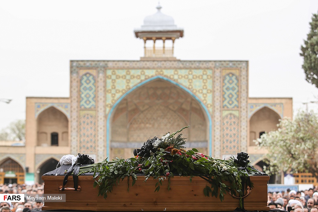 گزارش تصویری / تشییع پیکر آیت الله باریک بین در قزوین / مراسم تشییع پیکر آیت‌الله باریک بین نماینده سابق ولی فقیه در استان و امام جمعه قزوین روز یکشنبه بیستم فروردین ماه با حضورحجت الاسلام والمسلمین محمدی گلپایگانی مسئول دفتر مقام معظم رهبری به سمت آستان مقدس امامزاده حسین(ع) و گلزار شهدای قزوین تشییع شد.