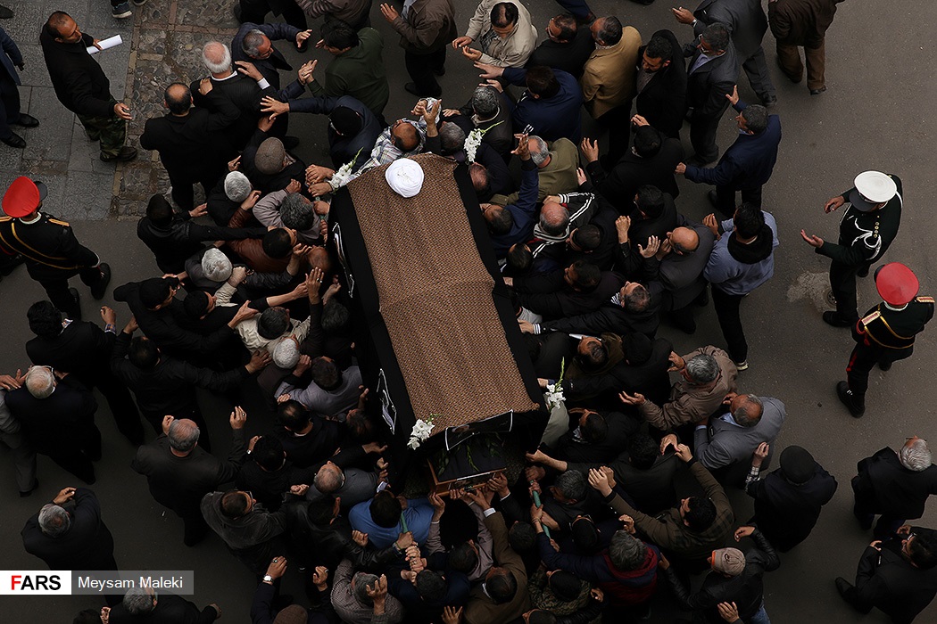 گزارش تصویری / تشییع پیکر آیت الله باریک بین در قزوین / مراسم تشییع پیکر آیت‌الله باریک بین نماینده سابق ولی فقیه در استان و امام جمعه قزوین روز یکشنبه بیستم فروردین ماه با حضورحجت الاسلام والمسلمین محمدی گلپایگانی مسئول دفتر مقام معظم رهبری به سمت آستان مقدس امامزاده حسین(ع) و گلزار شهدای قزوین تشییع شد.