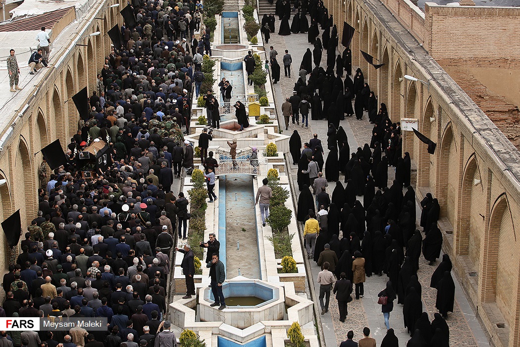 گزارش تصویری / تشییع پیکر آیت الله باریک بین در قزوین / مراسم تشییع پیکر آیت‌الله باریک بین نماینده سابق ولی فقیه در استان و امام جمعه قزوین روز یکشنبه بیستم فروردین ماه با حضورحجت الاسلام والمسلمین محمدی گلپایگانی مسئول دفتر مقام معظم رهبری به سمت آستان مقدس امامزاده حسین(ع) و گلزار شهدای قزوین تشییع شد.