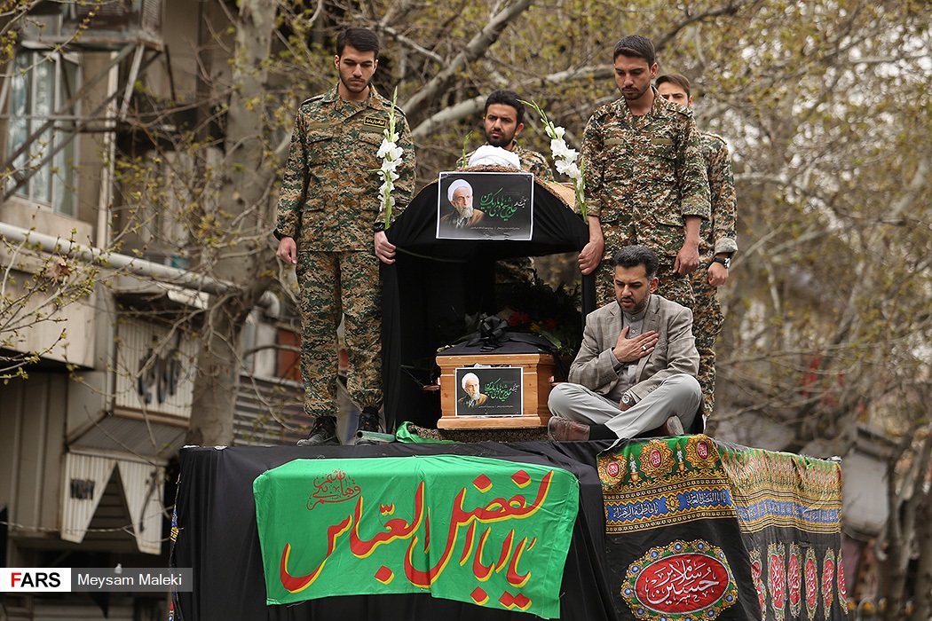 گزارش تصویری / تشییع پیکر آیت الله باریک بین در قزوین / مراسم تشییع پیکر آیت‌الله باریک بین نماینده سابق ولی فقیه در استان و امام جمعه قزوین روز یکشنبه بیستم فروردین ماه با حضورحجت الاسلام والمسلمین محمدی گلپایگانی مسئول دفتر مقام معظم رهبری به سمت آستان مقدس امامزاده حسین(ع) و گلزار شهدای قزوین تشییع شد.