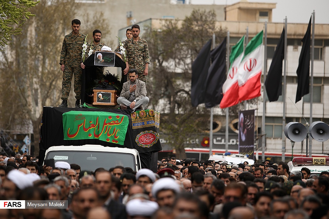 گزارش تصویری / تشییع پیکر آیت الله باریک بین در قزوین / مراسم تشییع پیکر آیت‌الله باریک بین نماینده سابق ولی فقیه در استان و امام جمعه قزوین روز یکشنبه بیستم فروردین ماه با حضورحجت الاسلام والمسلمین محمدی گلپایگانی مسئول دفتر مقام معظم رهبری به سمت آستان مقدس امامزاده حسین(ع) و گلزار شهدای قزوین تشییع شد.