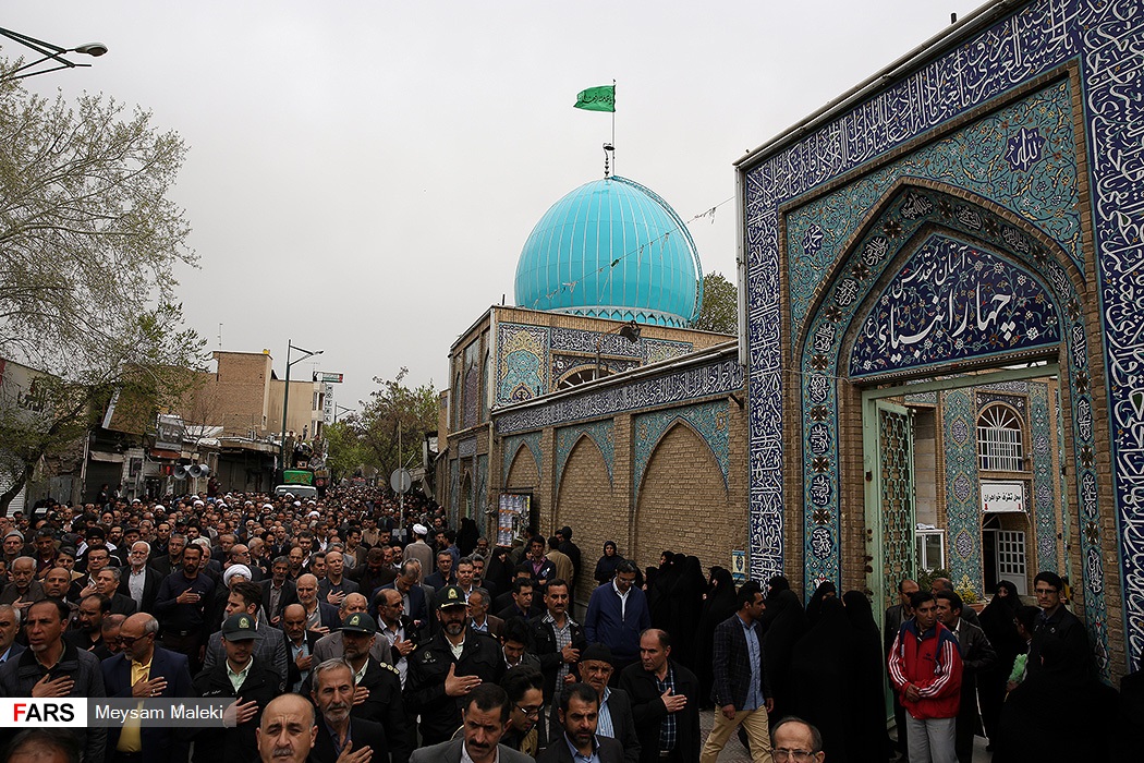 گزارش تصویری / تشییع پیکر آیت الله باریک بین در قزوین / مراسم تشییع پیکر آیت‌الله باریک بین نماینده سابق ولی فقیه در استان و امام جمعه قزوین روز یکشنبه بیستم فروردین ماه با حضورحجت الاسلام والمسلمین محمدی گلپایگانی مسئول دفتر مقام معظم رهبری به سمت آستان مقدس امامزاده حسین(ع) و گلزار شهدای قزوین تشییع شد.