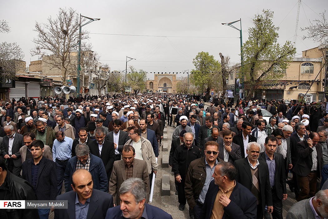 گزارش تصویری / تشییع پیکر آیت الله باریک بین در قزوین / مراسم تشییع پیکر آیت‌الله باریک بین نماینده سابق ولی فقیه در استان و امام جمعه قزوین روز یکشنبه بیستم فروردین ماه با حضورحجت الاسلام والمسلمین محمدی گلپایگانی مسئول دفتر مقام معظم رهبری به سمت آستان مقدس امامزاده حسین(ع) و گلزار شهدای قزوین تشییع شد.