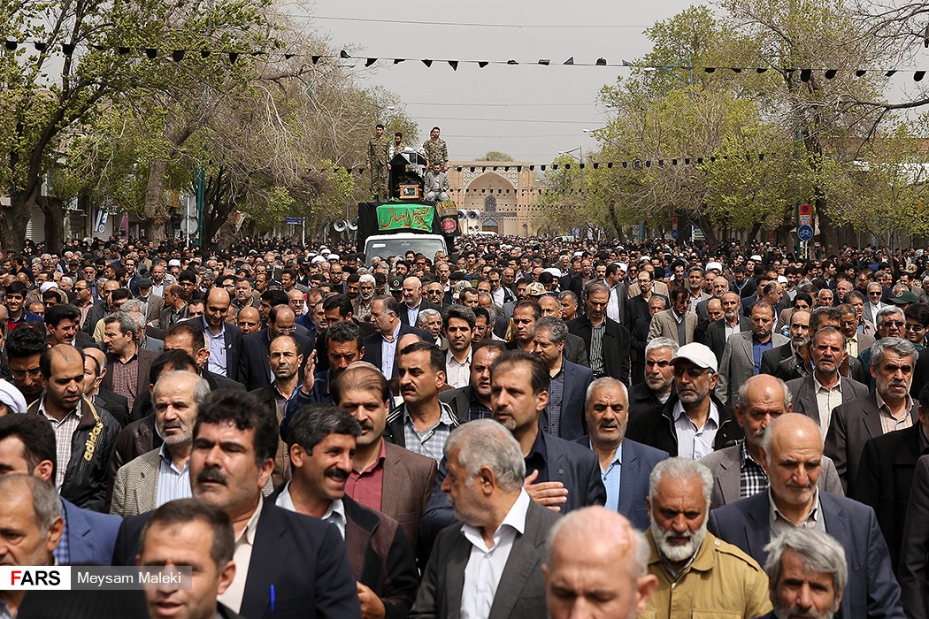 گزارش تصویری / تشییع پیکر آیت الله باریک بین در قزوین / مراسم تشییع پیکر آیت‌الله باریک بین نماینده سابق ولی فقیه در استان و امام جمعه قزوین روز یکشنبه بیستم فروردین ماه با حضورحجت الاسلام والمسلمین محمدی گلپایگانی مسئول دفتر مقام معظم رهبری به سمت آستان مقدس امامزاده حسین(ع) و گلزار شهدای قزوین تشییع شد.