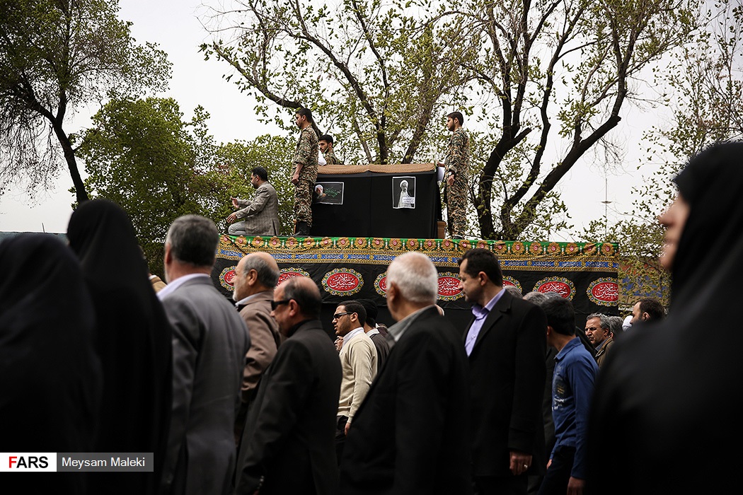 گزارش تصویری / تشییع پیکر آیت الله باریک بین در قزوین / مراسم تشییع پیکر آیت‌الله باریک بین نماینده سابق ولی فقیه در استان و امام جمعه قزوین روز یکشنبه بیستم فروردین ماه با حضورحجت الاسلام والمسلمین محمدی گلپایگانی مسئول دفتر مقام معظم رهبری به سمت آستان مقدس امامزاده حسین(ع) و گلزار شهدای قزوین تشییع شد.