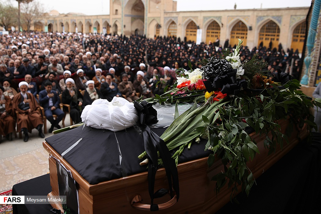 گزارش تصویری / تشییع پیکر آیت الله باریک بین در قزوین / مراسم تشییع پیکر آیت‌الله باریک بین نماینده سابق ولی فقیه در استان و امام جمعه قزوین روز یکشنبه بیستم فروردین ماه با حضورحجت الاسلام والمسلمین محمدی گلپایگانی مسئول دفتر مقام معظم رهبری به سمت آستان مقدس امامزاده حسین(ع) و گلزار شهدای قزوین تشییع شد.