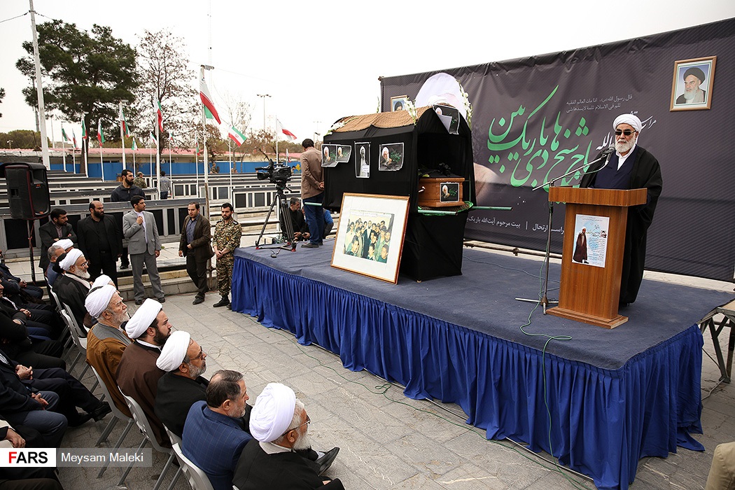گزارش تصویری / تشییع پیکر آیت الله باریک بین در قزوین / مراسم تشییع پیکر آیت‌الله باریک بین نماینده سابق ولی فقیه در استان و امام جمعه قزوین روز یکشنبه بیستم فروردین ماه با حضورحجت الاسلام والمسلمین محمدی گلپایگانی مسئول دفتر مقام معظم رهبری به سمت آستان مقدس امامزاده حسین(ع) و گلزار شهدای قزوین تشییع شد.
