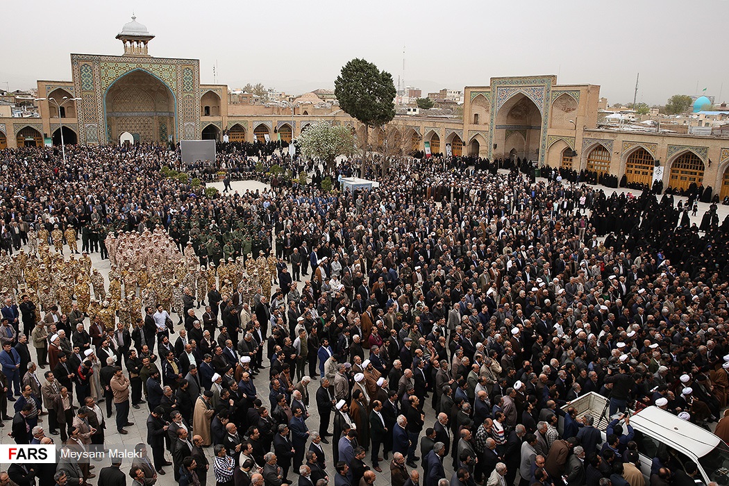 گزارش تصویری / تشییع پیکر آیت الله باریک بین در قزوین / مراسم تشییع پیکر آیت‌الله باریک بین نماینده سابق ولی فقیه در استان و امام جمعه قزوین روز یکشنبه بیستم فروردین ماه با حضورحجت الاسلام والمسلمین محمدی گلپایگانی مسئول دفتر مقام معظم رهبری به سمت آستان مقدس امامزاده حسین(ع) و گلزار شهدای قزوین تشییع شد.